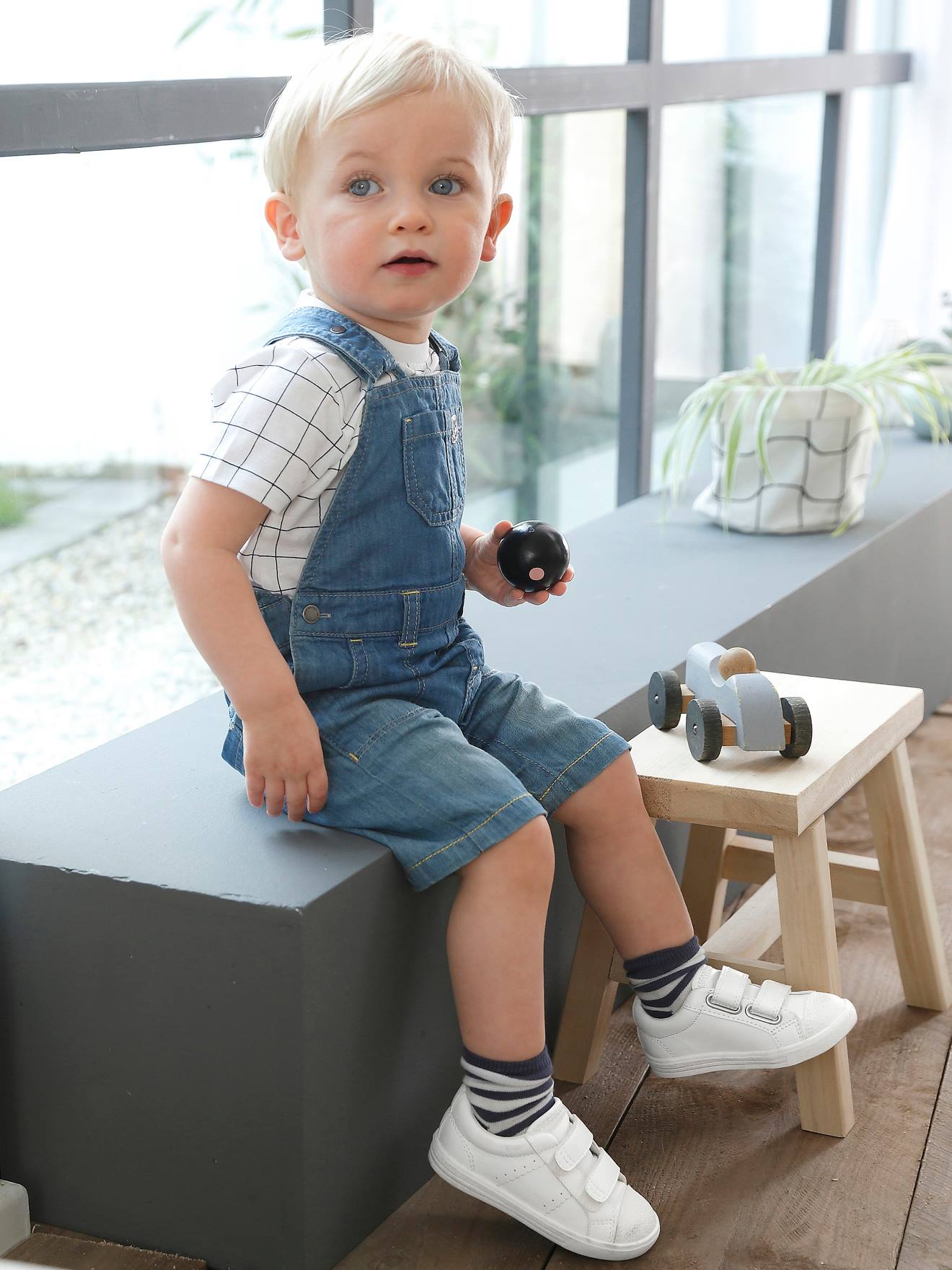 Tênis com fecho de velcro. Branco