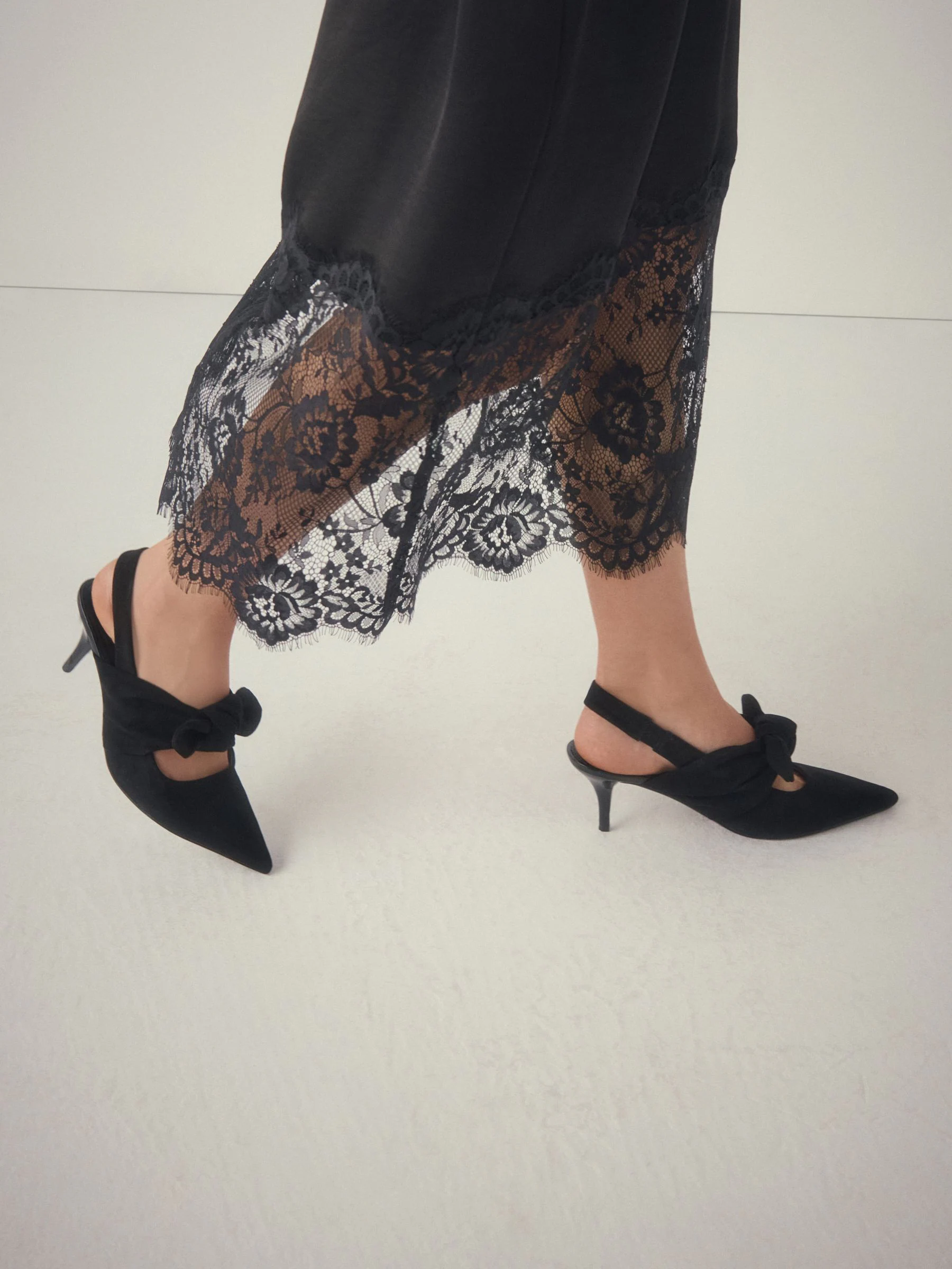 Zwart imitatiesuède - Forever Comfort® schoenen met strik, hielbandje en spitse neus