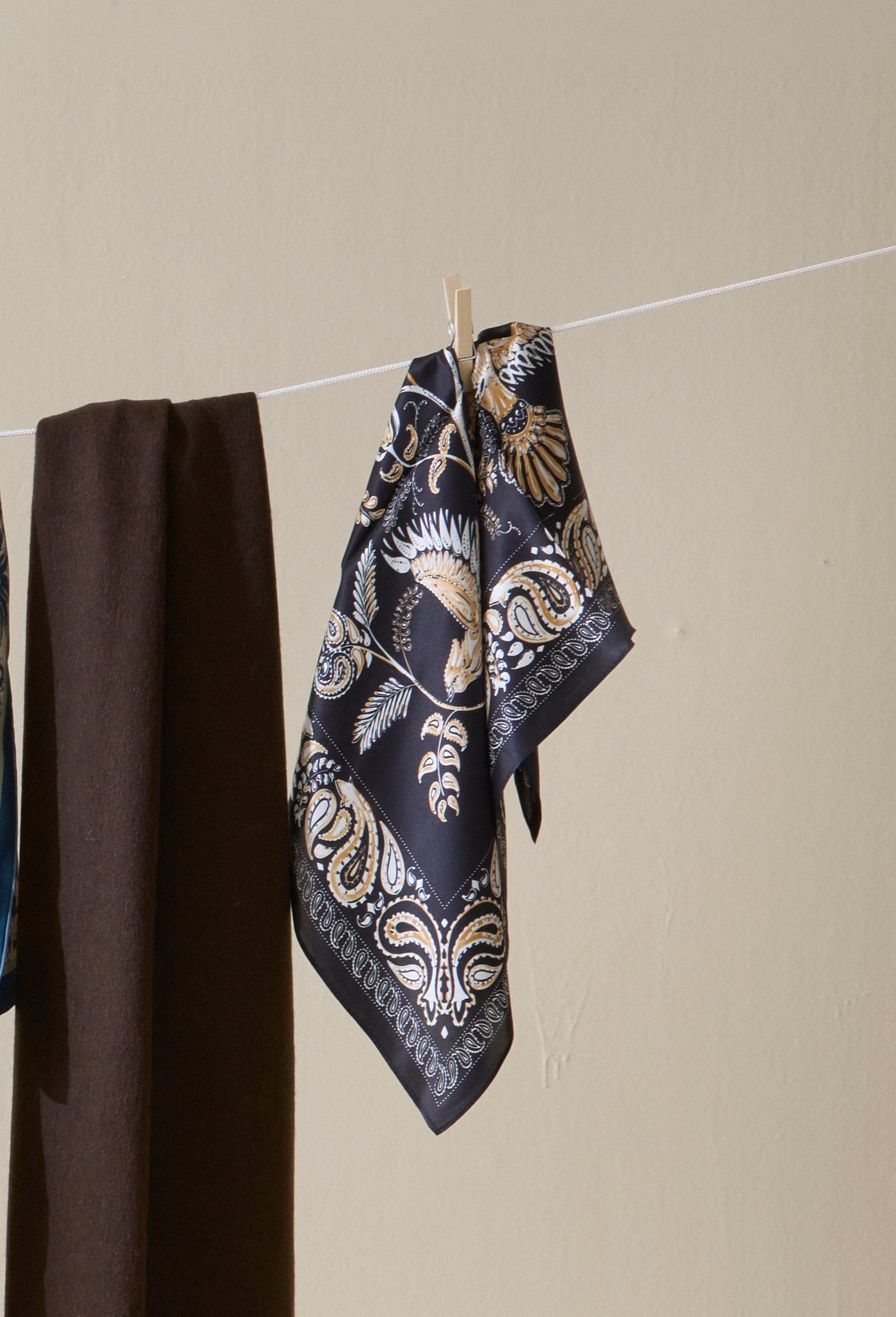 Bahne Accessories  Silketørklæde, Gold paisley - 70x70 cm.