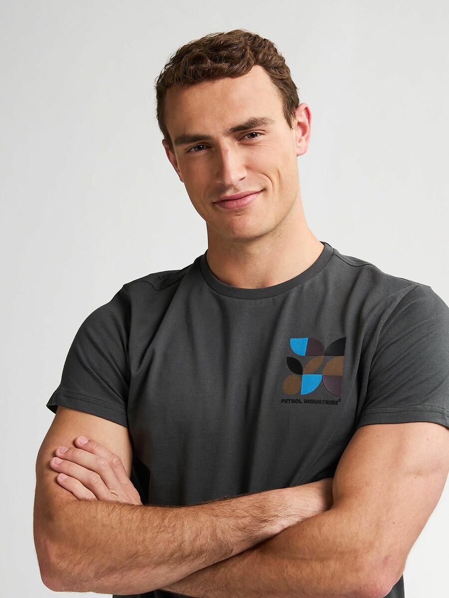 INDÚSTRIAS PETROLÍFERAS<br>Camiseta de manga curta com logotipo no peito
