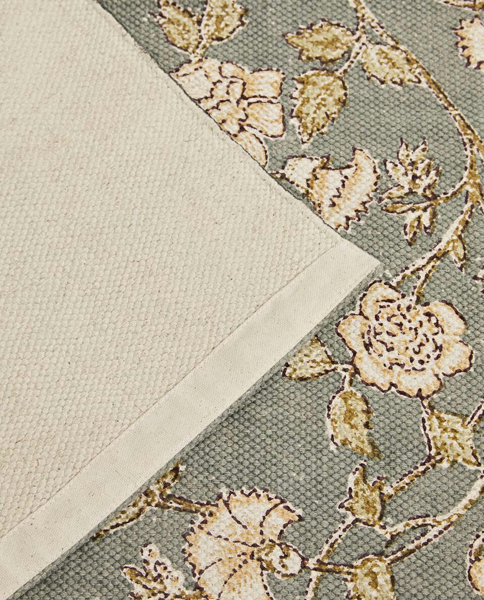 TAPETE COM ESTAMPA FLORAL EM BLOCOS