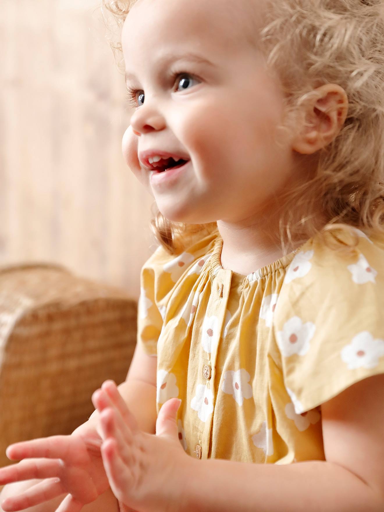 Blusa infantil amarelo-clara com mangas borboleta.