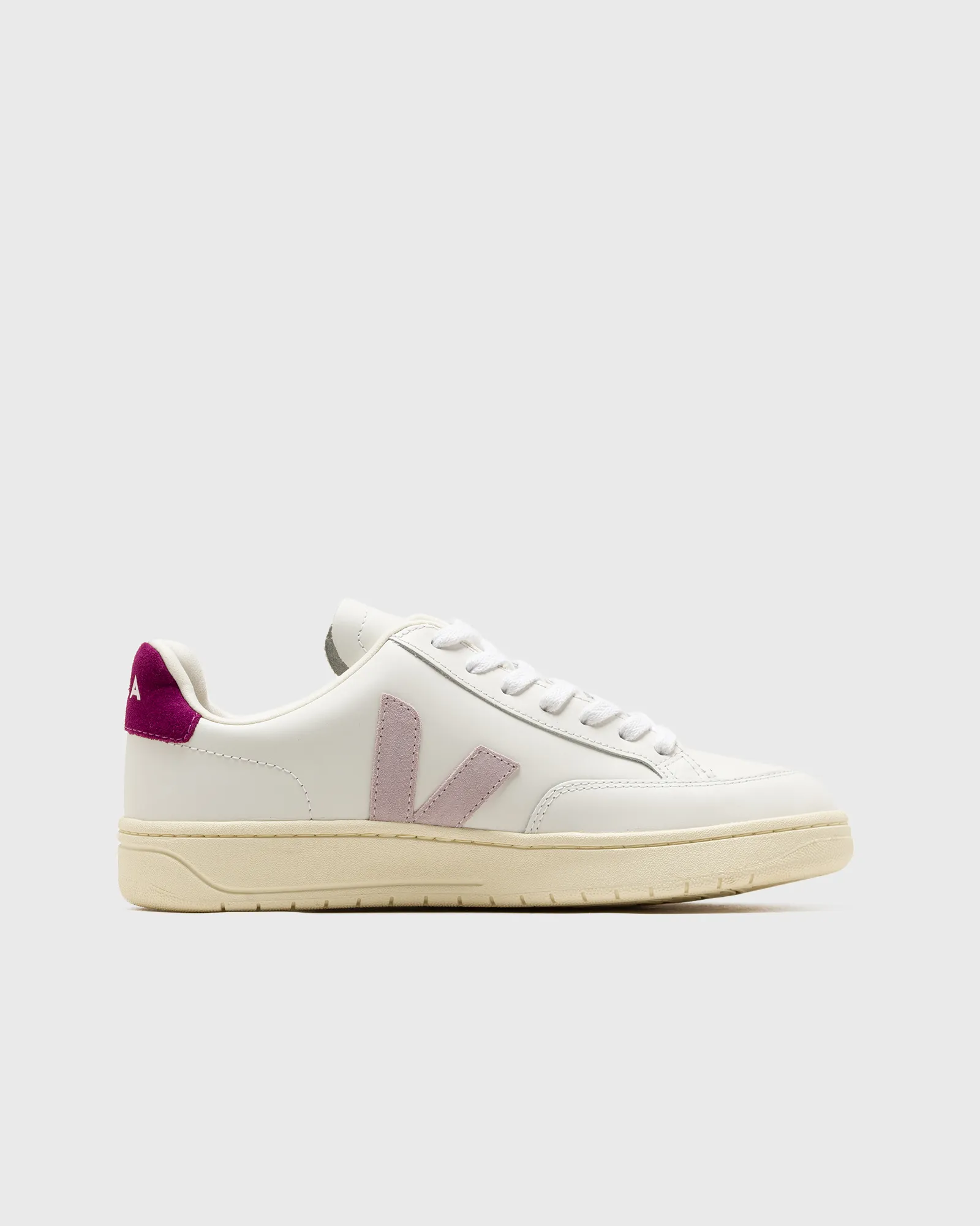 Veja V-12 LEATHER