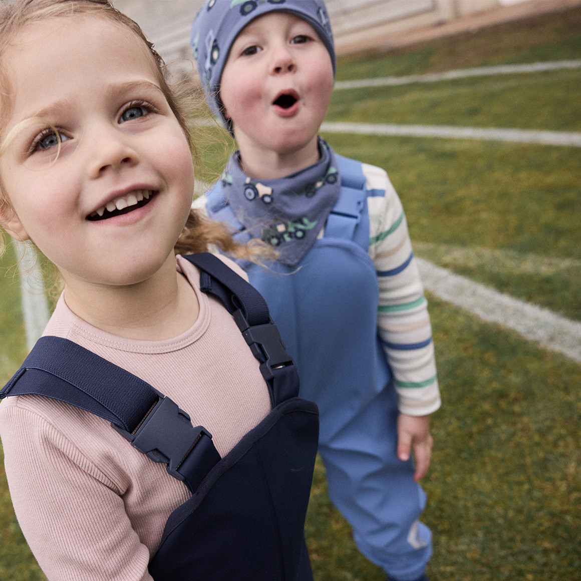 Topomini Baby Regenhose mit elastischen Trägern hellblau