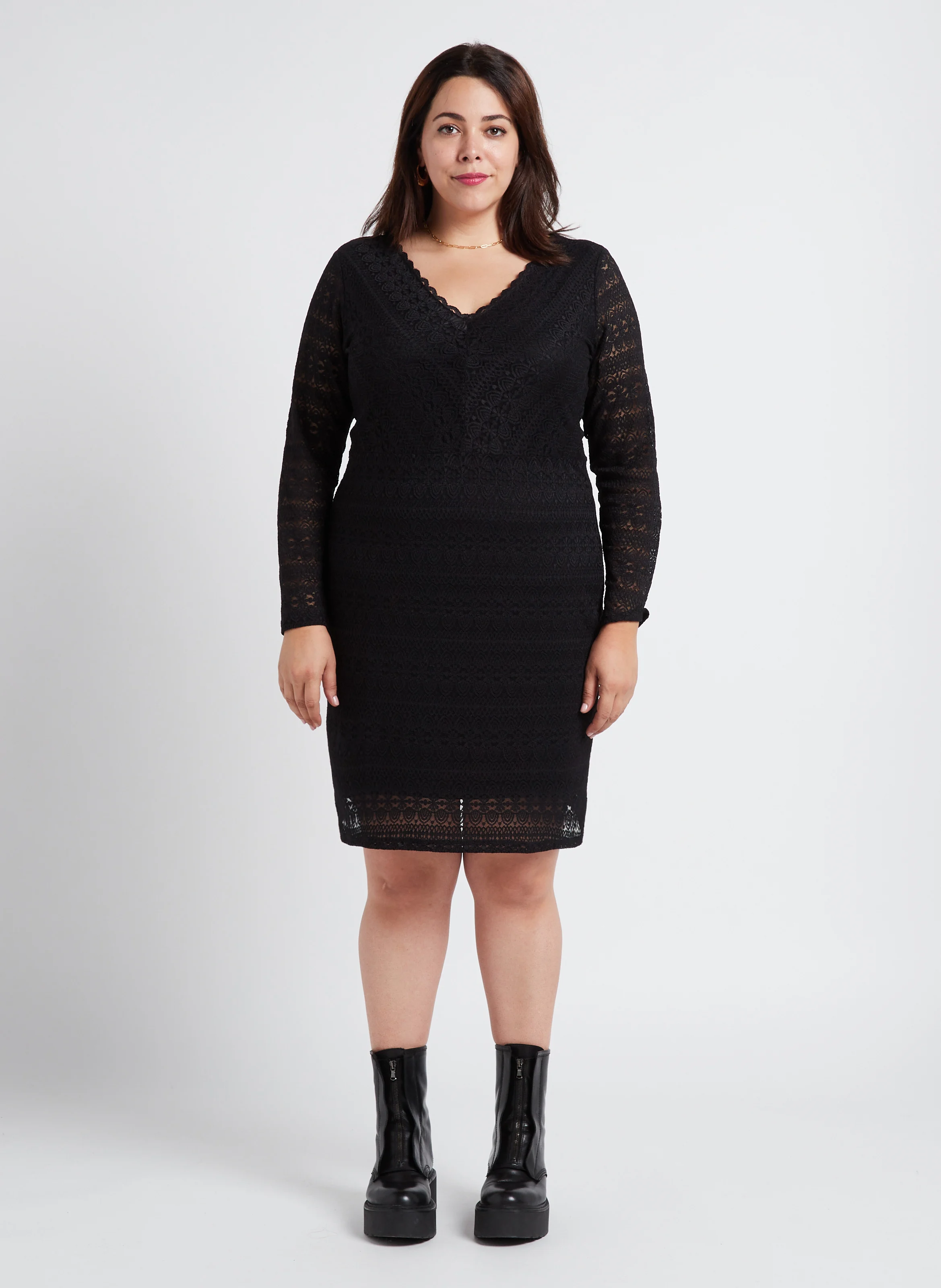 CHIKKA - Robe courte col V en dentelle| Noir
