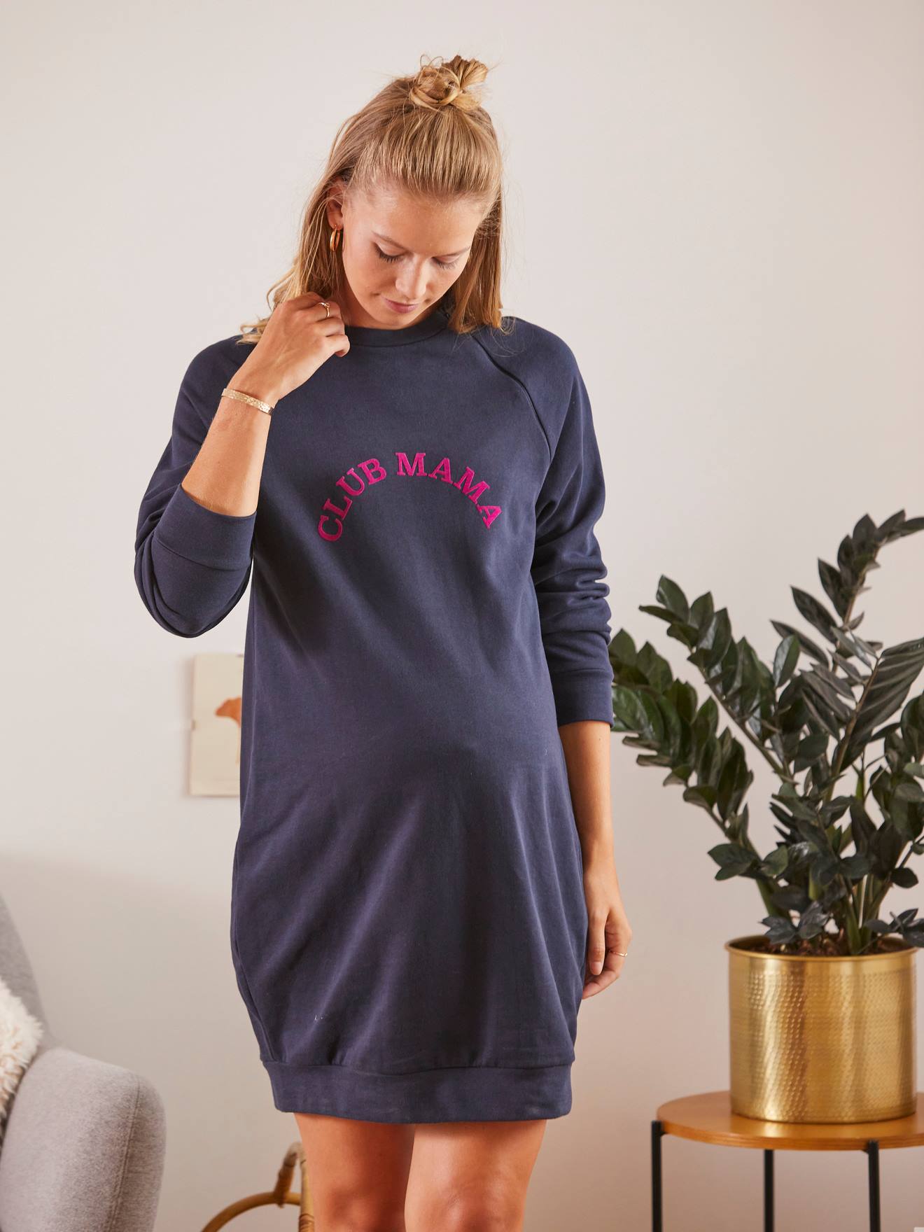 Vestido curto de moletom com mensagem, ideal para gestantes e lactantes, azul escuro liso com estampas.