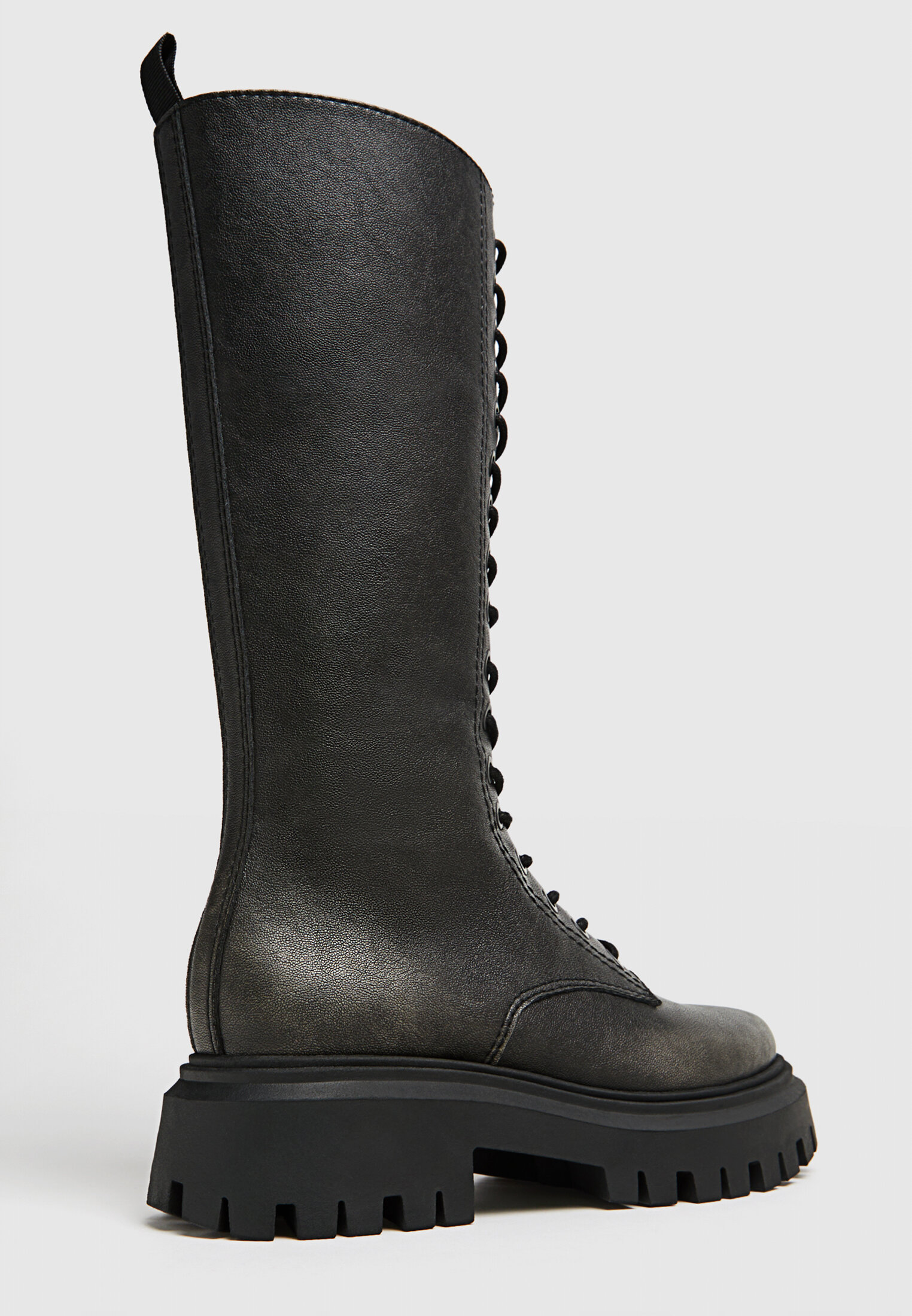 Botas de sola tratorada com cadarço e cano baixo