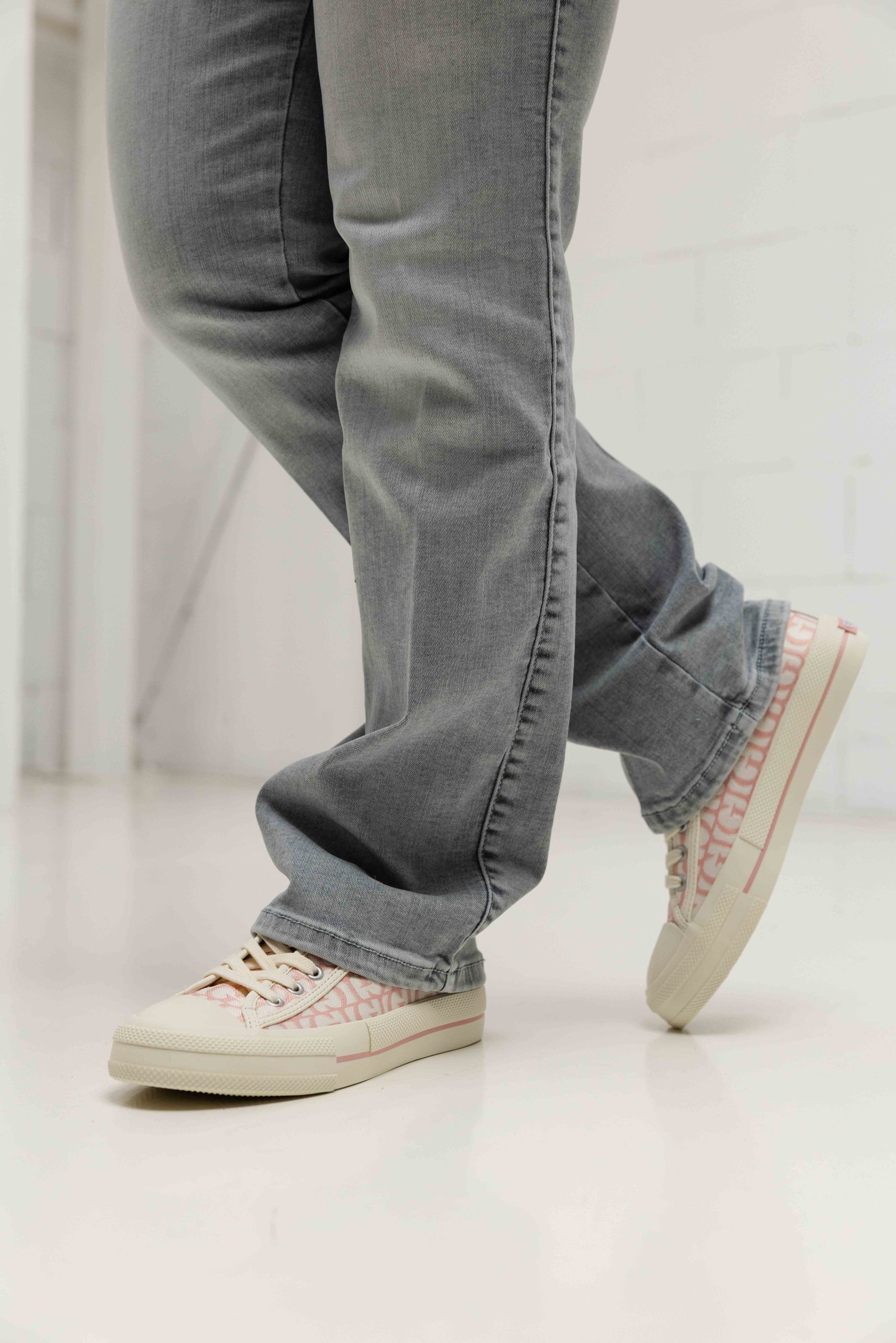 Guess Sneaker Carey Logo Met Detail Dames Roze