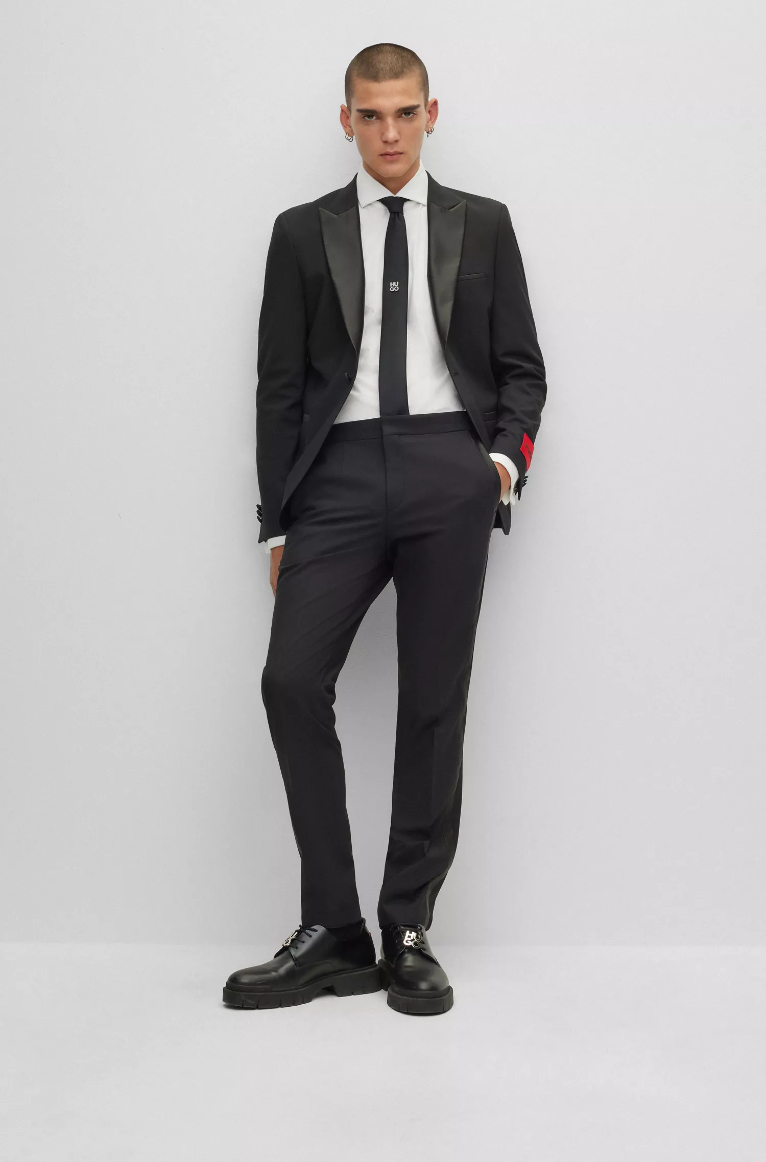Terno HUGO vermelho, corte extra slim com detalhes em cetim.