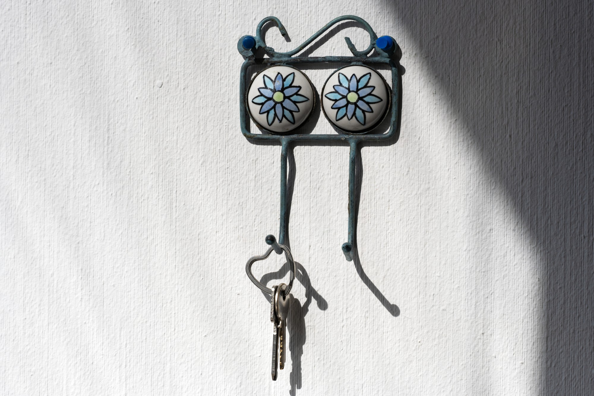 2er Wandhaken, weiß-blau, H 15 cm, B 10 cm, L 6 cm von fischer's lagerhaus