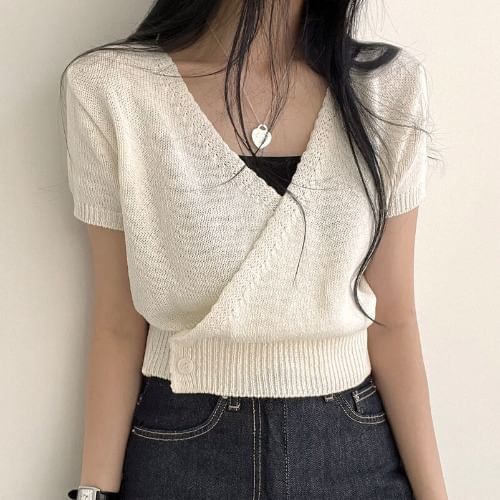 Rosesand - Kort gebreide crop top met V-hals en korte mouwen
