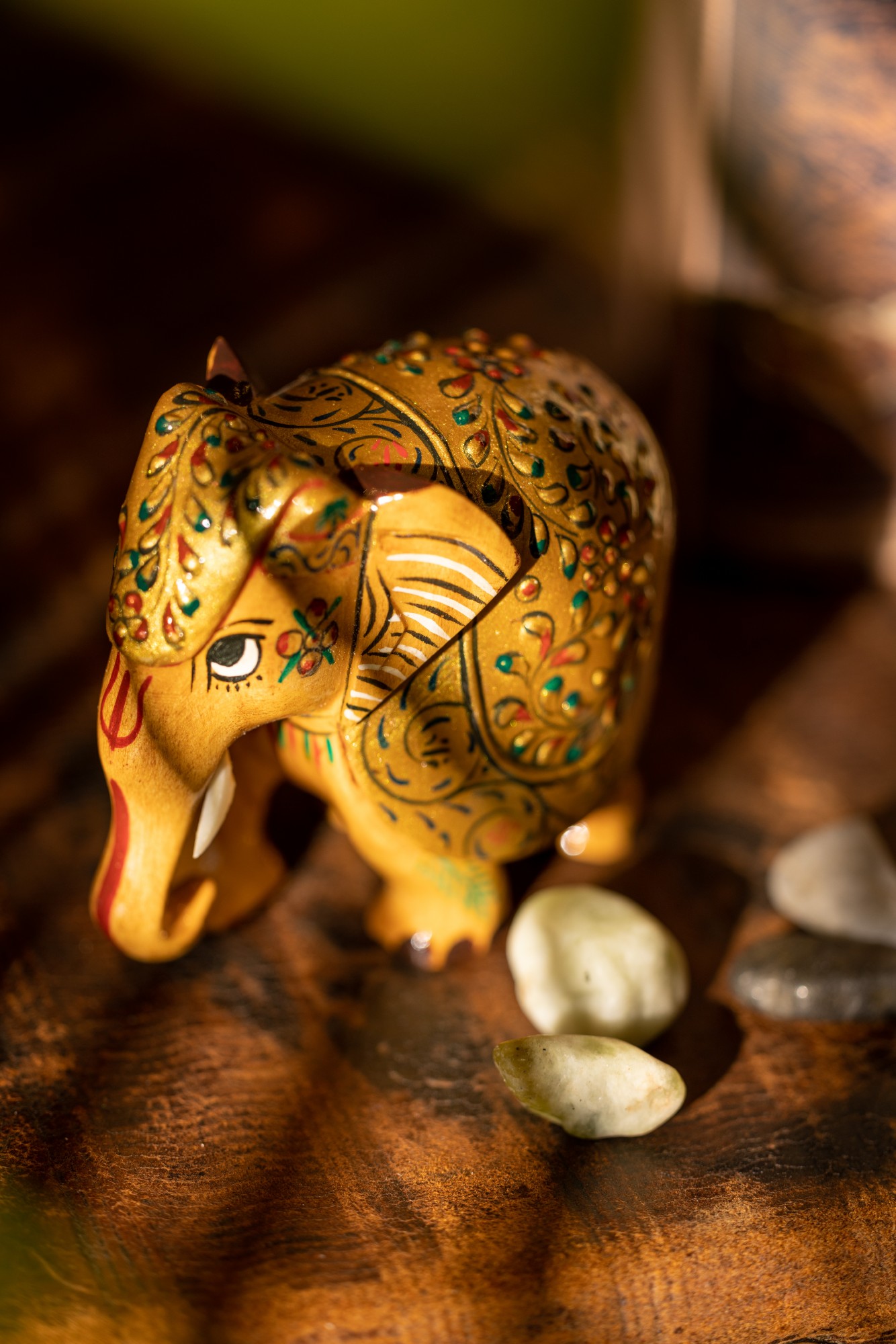 Elefant aus Holz mit Sattel, gelb, B 9 cm, H 8 cm, T 5 cm von fischer's lagerhaus