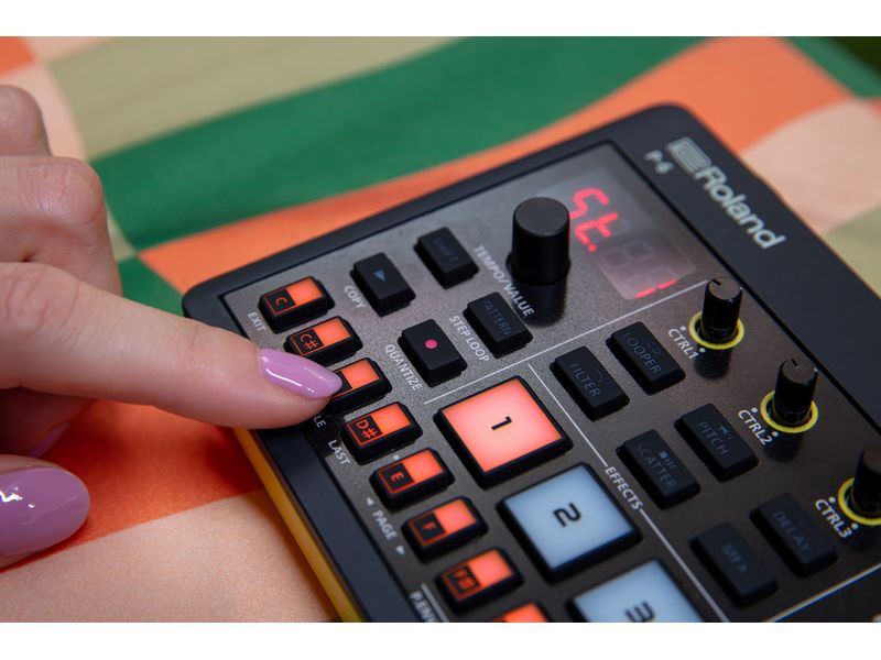Roland Synthesizer AIRA P-6 Creative Sampler Kombiniert die berühmte Roland Sampling-Technologie mit fortschrittlichem Granular-Sounddesign und einem leistungsstarken Sequenzer in einem Gerät im Taschenformat