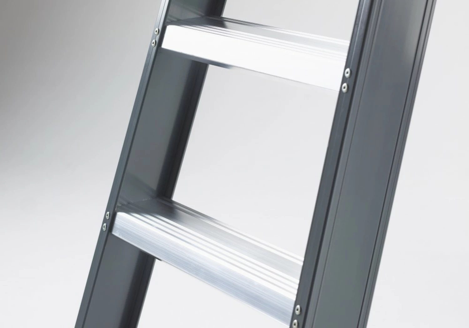 Altrex Falco FEO 8 Trap - Enkel - Aluminium met coating - 8 treden - max. werkhoogte 3.90 m.