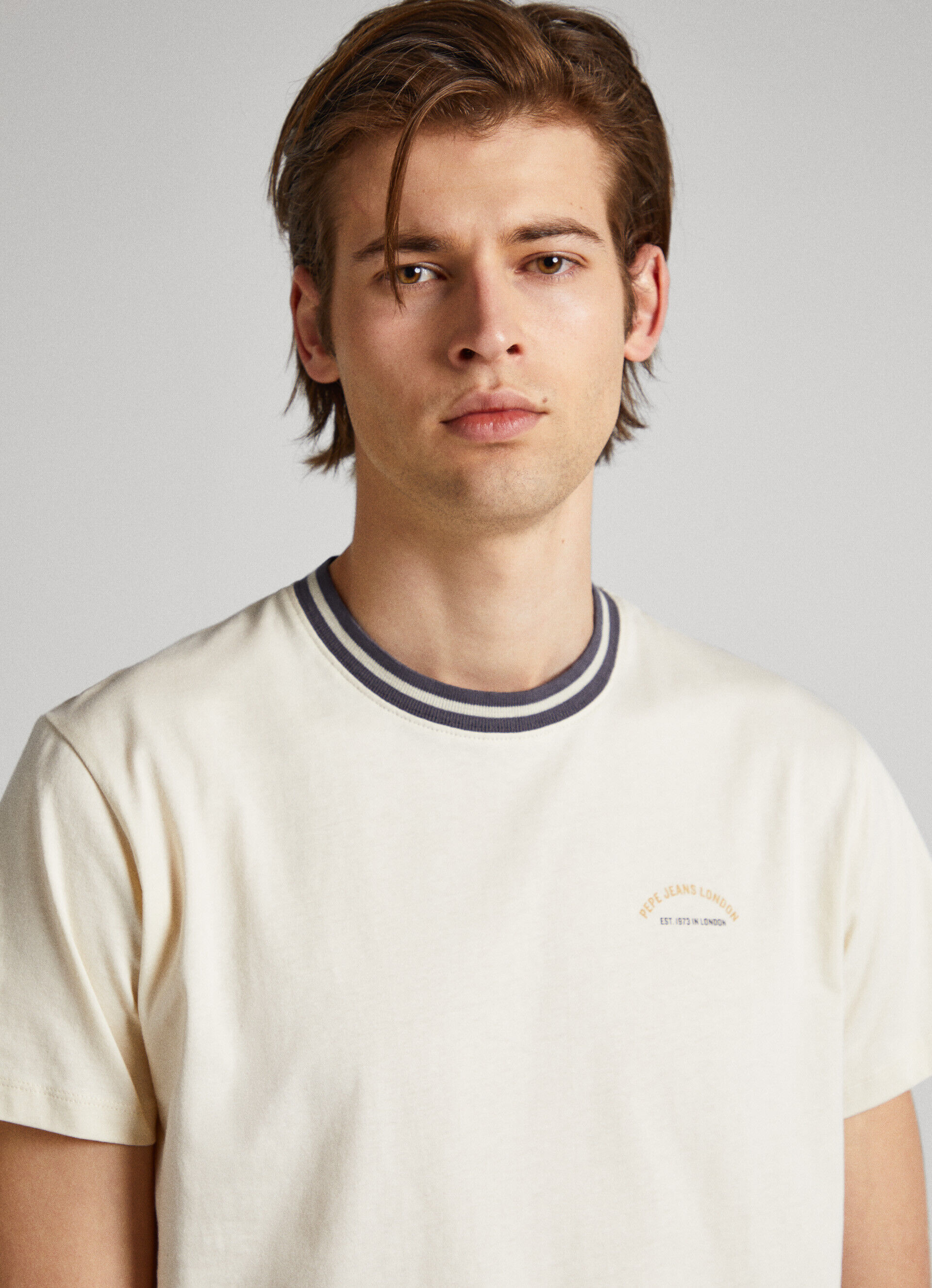 CAMISETA COM DETALHE NA GOLA - branco marfim