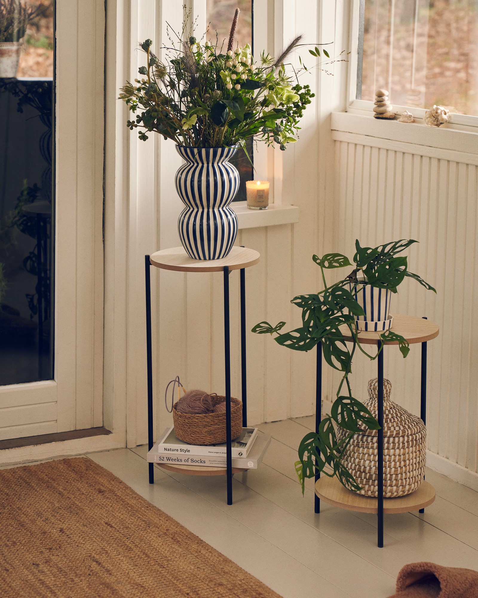 Planteopsats | Jern/MDF/poppeltræ. 27 x 27 x 57,5 cm. | Black