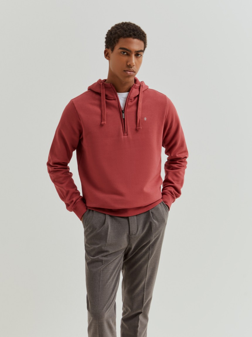 Sweater com capuz e gola meio fecho