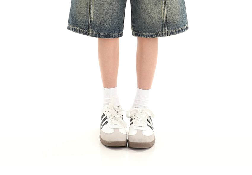 Elyou - Low Rise Washed Knielange Denim Shorts