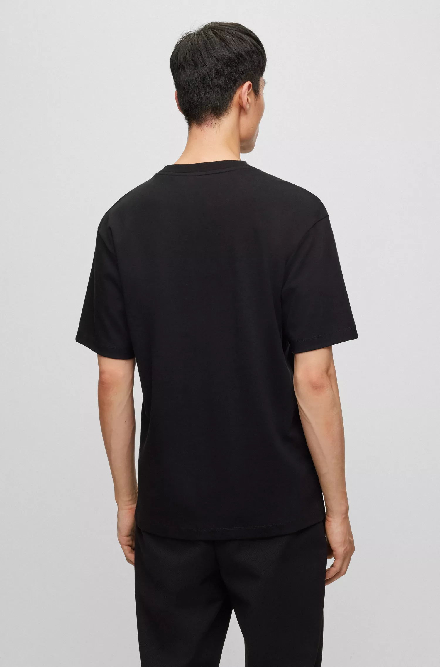Camiseta BOSS preta em algodão interlock com listras em relevo e logotipo.