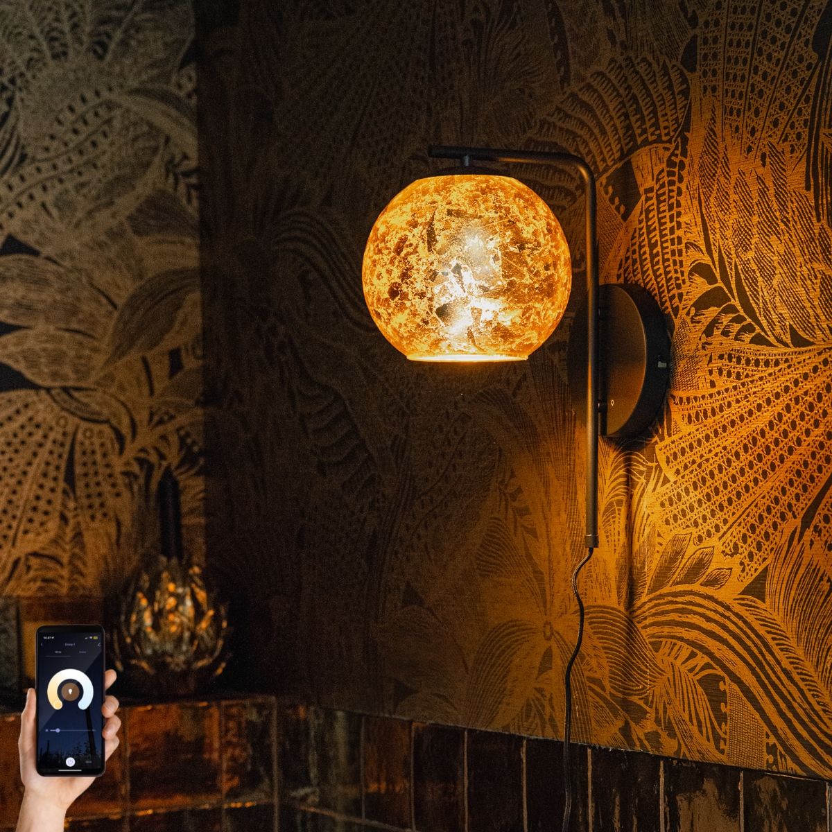 Smart wandlamp zwart met goud glas incl. Wifi A60 - Bert