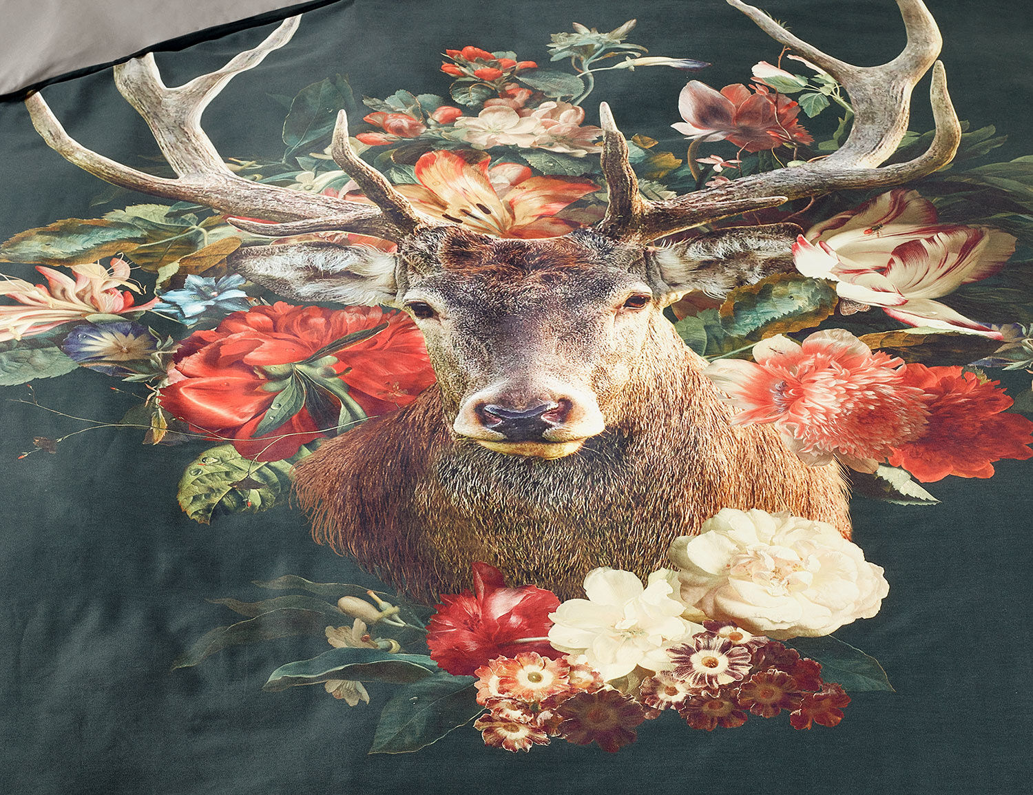 Bettwäsche mit Hirsch und schönem Blumenbouquet
