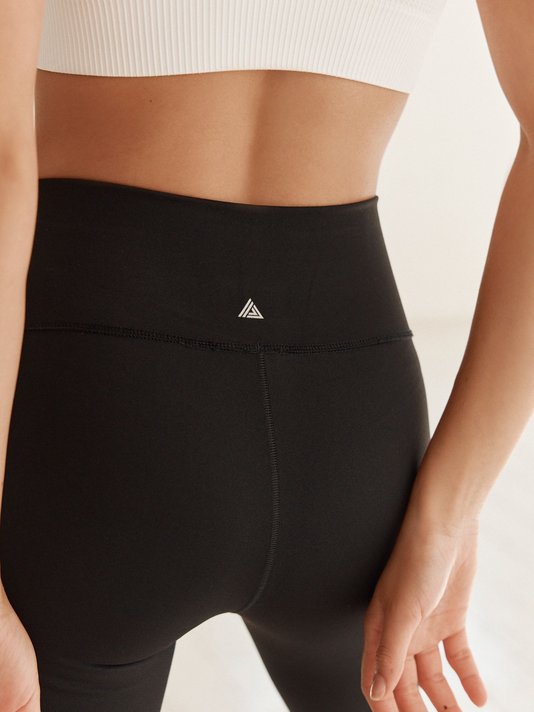 Zwart - Vormgevende caprilegging met buikcorrectie en hoge taille