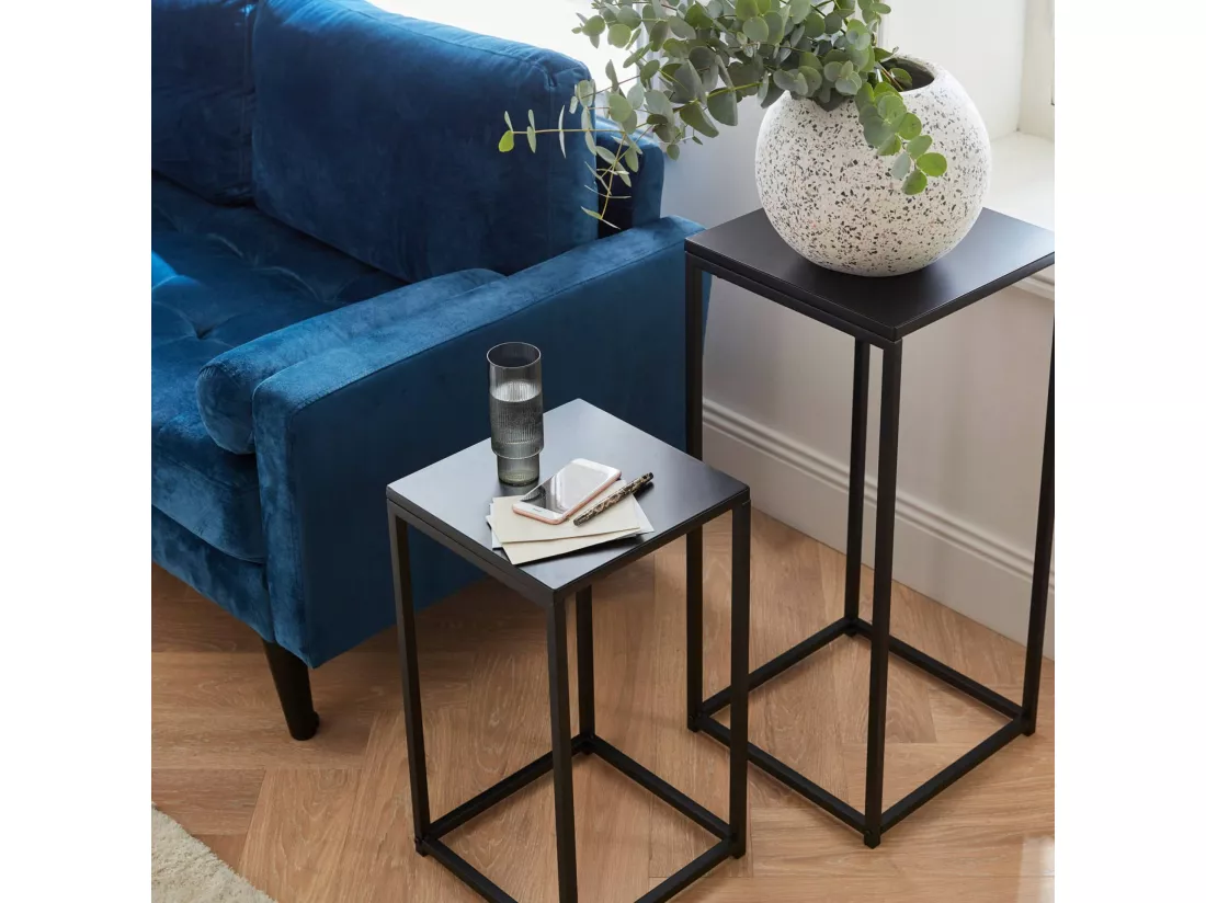 Canapé en velours bleu pétrole. 3 places scandinave fixe. droit. pieds bois noir