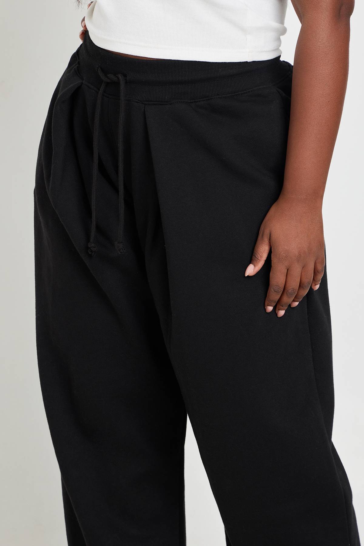 boohoo Pantalon De Jogging Grande Taille À Jambes Larges Avec Plis Piqués