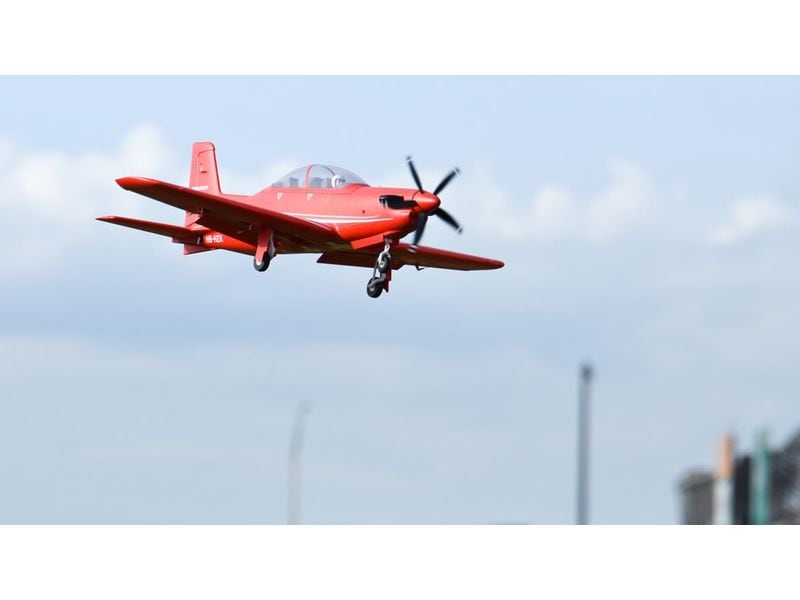 FMS Motorflugzeug Pilatus PC-21 1100 mm PNP Tiefdecker Flugmodell mit Einzeihfahrwerk