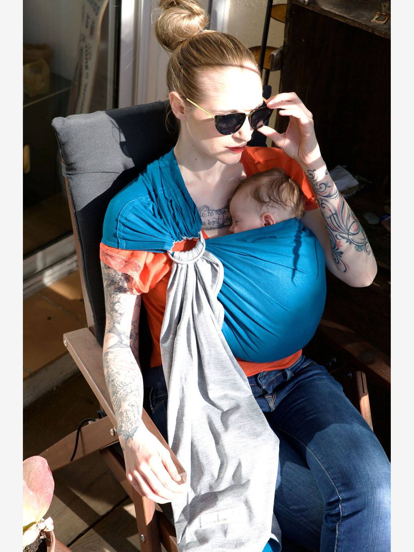 Cachecol pequeno sem nó LOVE RADIUS em cinza escuro liso com estampas.