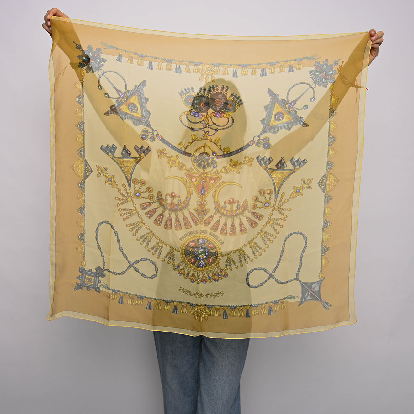 Hermès Carré de Soie Parures des Sables Vintage jaune - Très bon état - 90x90 cm