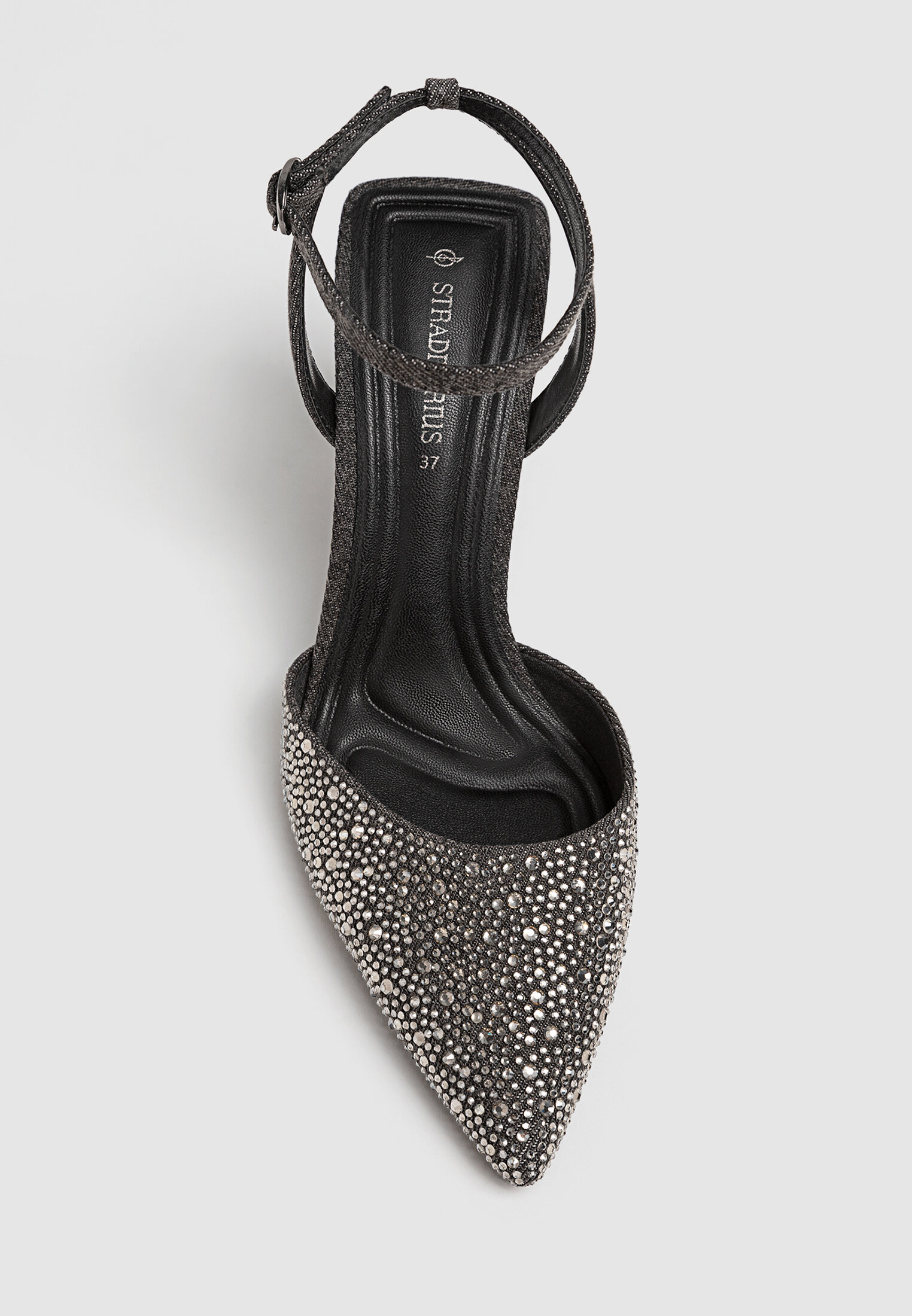 Sapatos de salto alto em jeans com strass