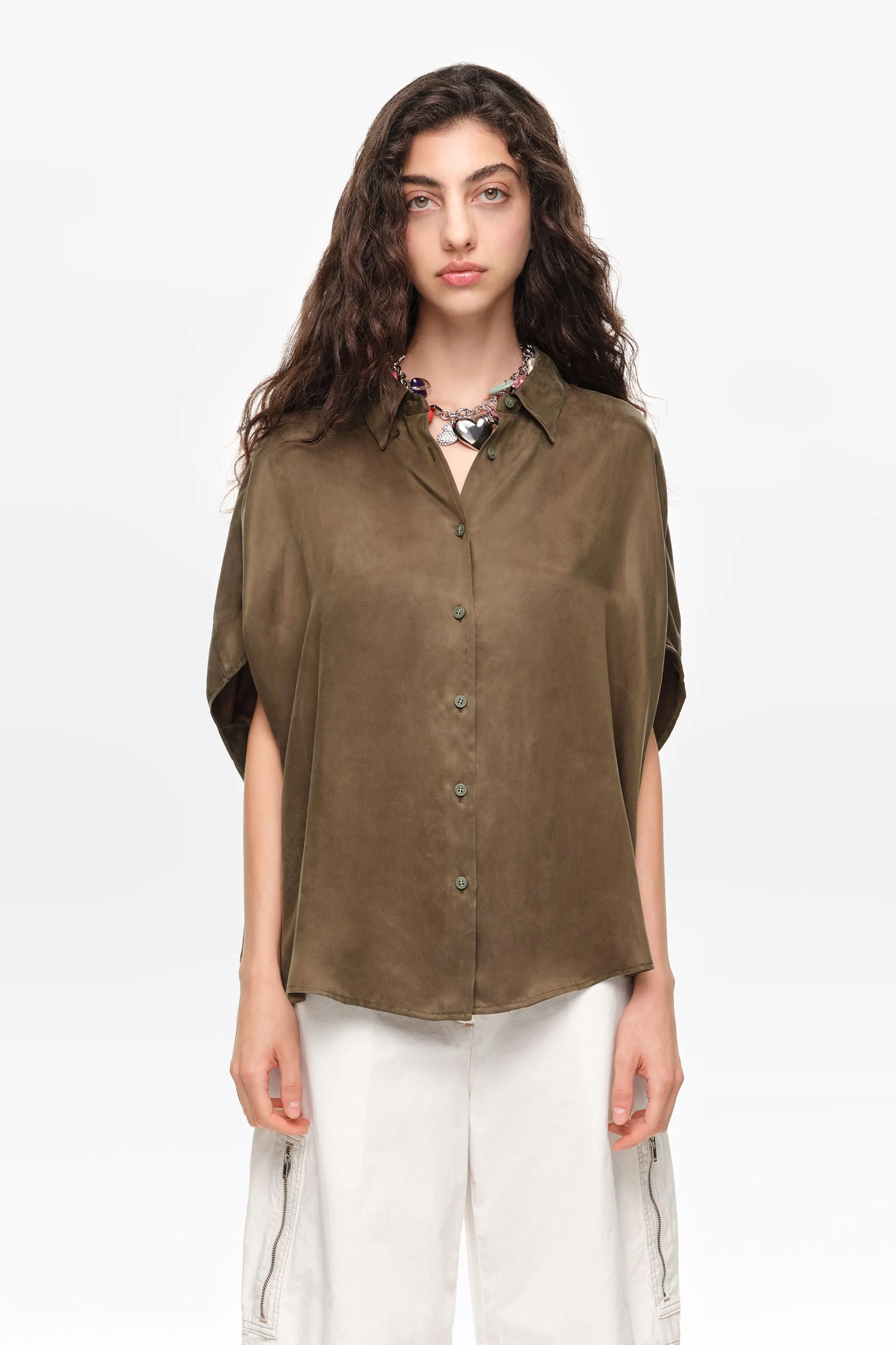 Camisa cáqui fluida tipo capa