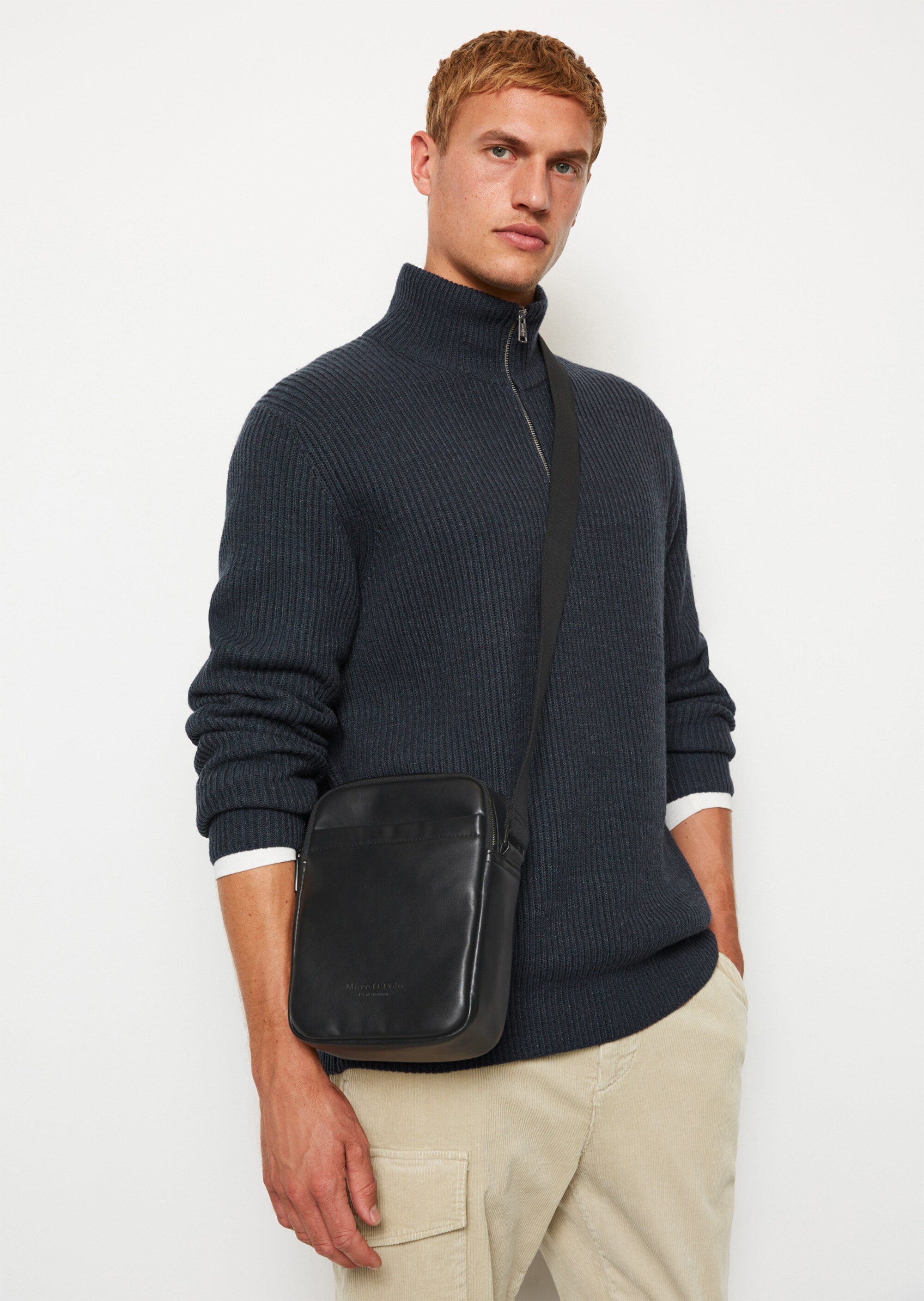 Umhängetasche small aus einer Lederalternative aus recyceltem Polyester