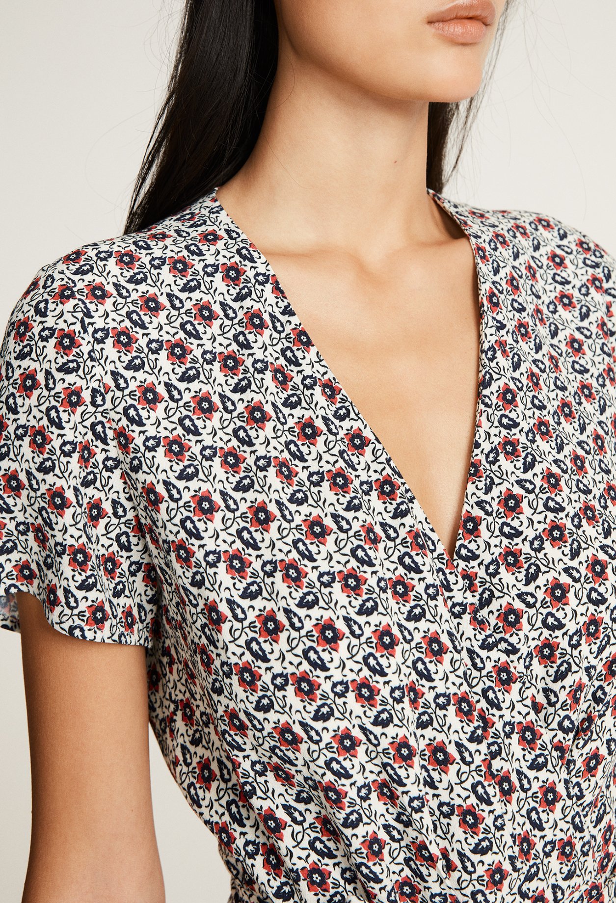 Robe cache-c&oelig;ur &agrave; motifs fleuris