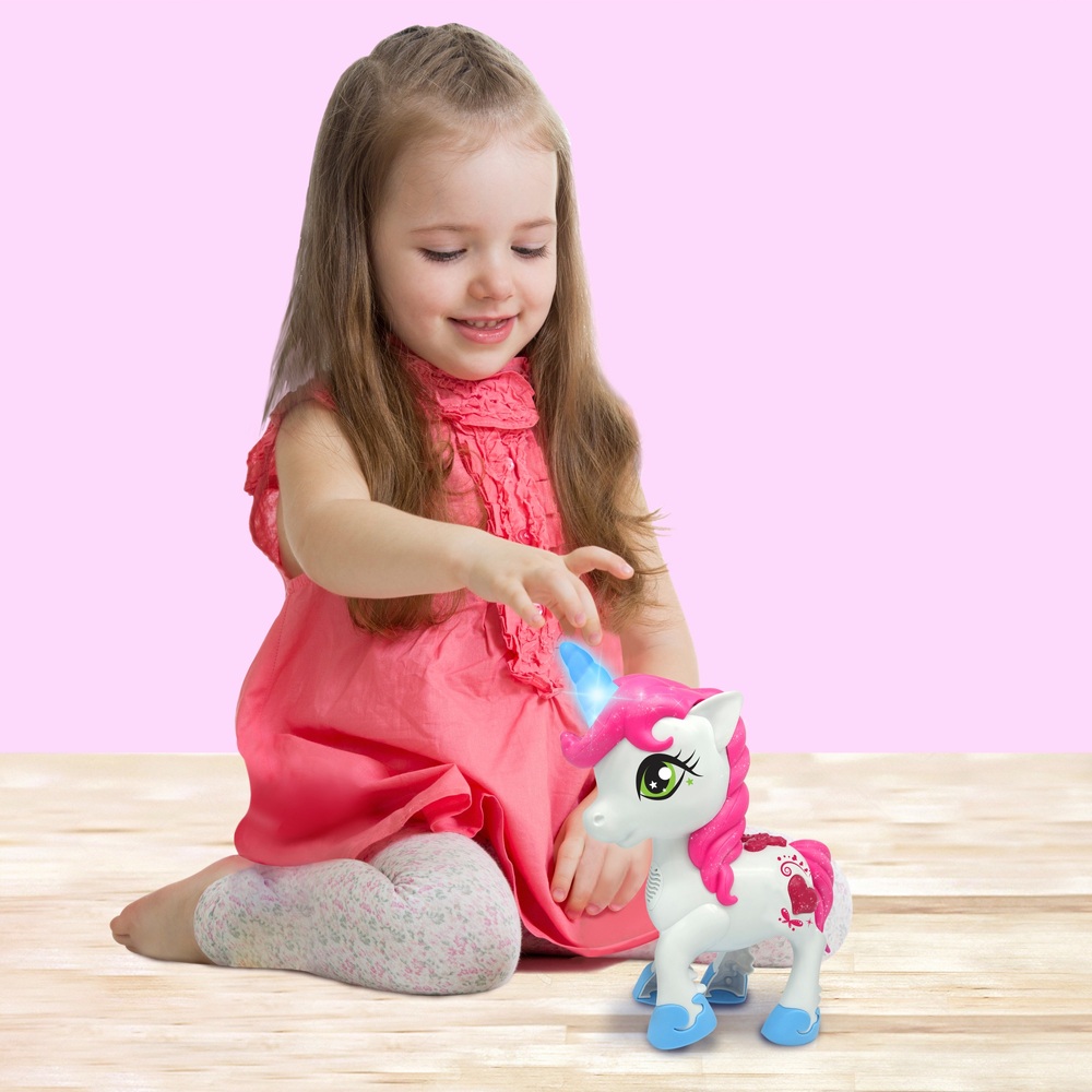 Kleines Einhorn zum Anfassen und Sprechen