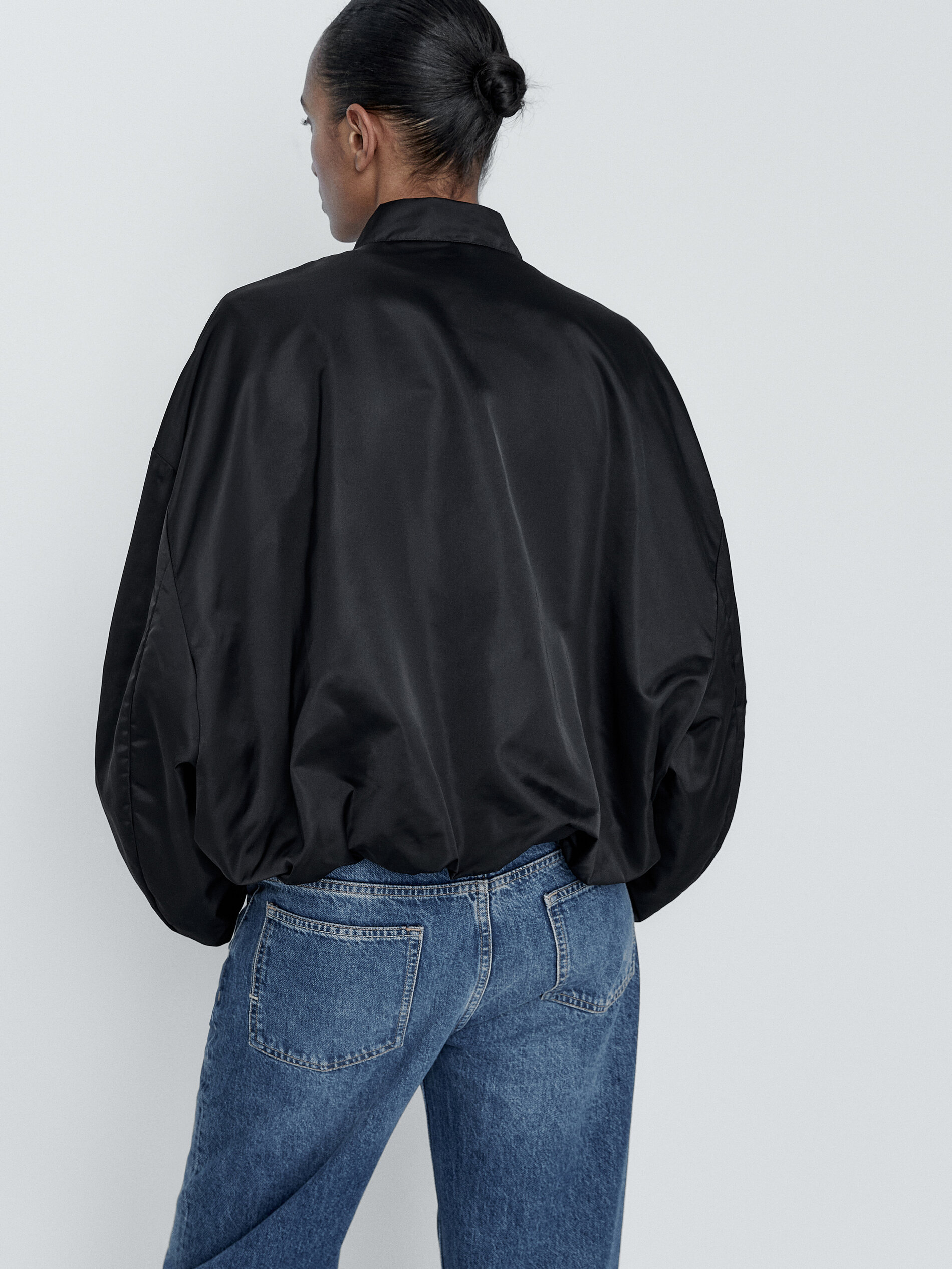 Jaqueta Bomber com Mangas Volumosas - PRETA