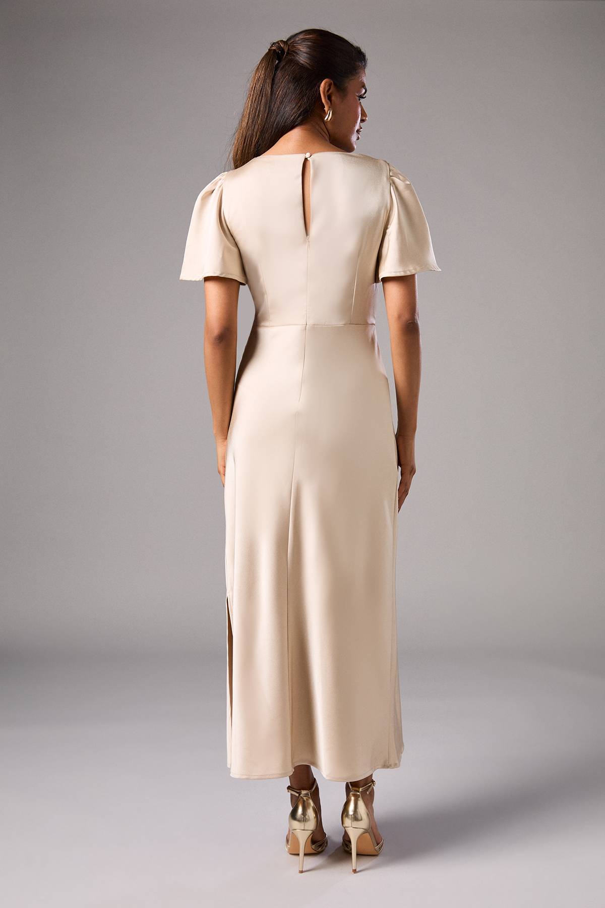 Oasis Robe de Demoiselle d'Honneur Mi-Longue en Satin avec Manches Ange Torsadées
