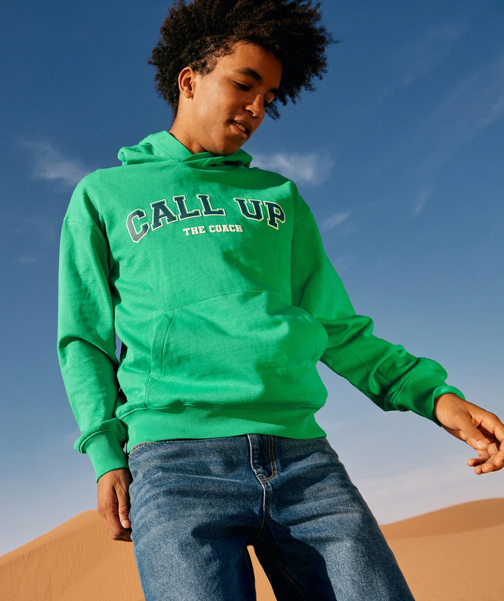 SWEAT À CAPUCHE GARÇON EN COTON BIO VERT AVEC MESSAGE STYLE CAMPUS