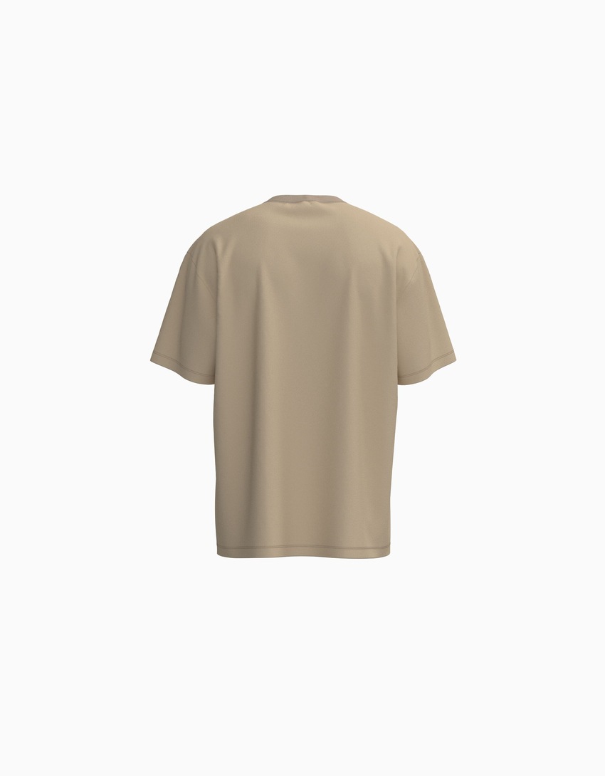 Camiseta de manga curta com estampa do Garfield e modelagem quadrada.