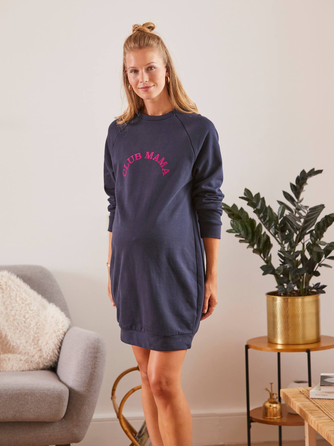 Vestido curto de moletom com mensagem, ideal para gestantes e lactantes, azul escuro liso com estampas.