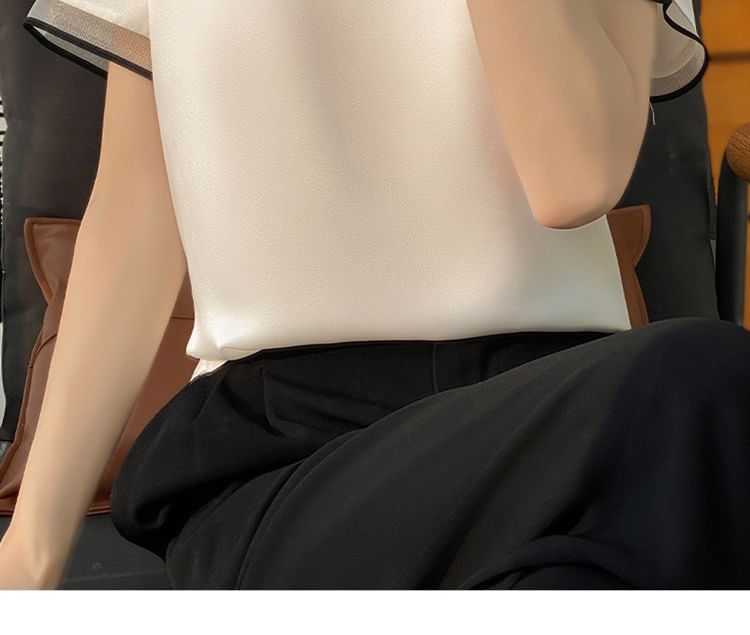Weelop - Satijnen blouse met korte mouwen, ronde hals, mesh paneel en contrasterende rand