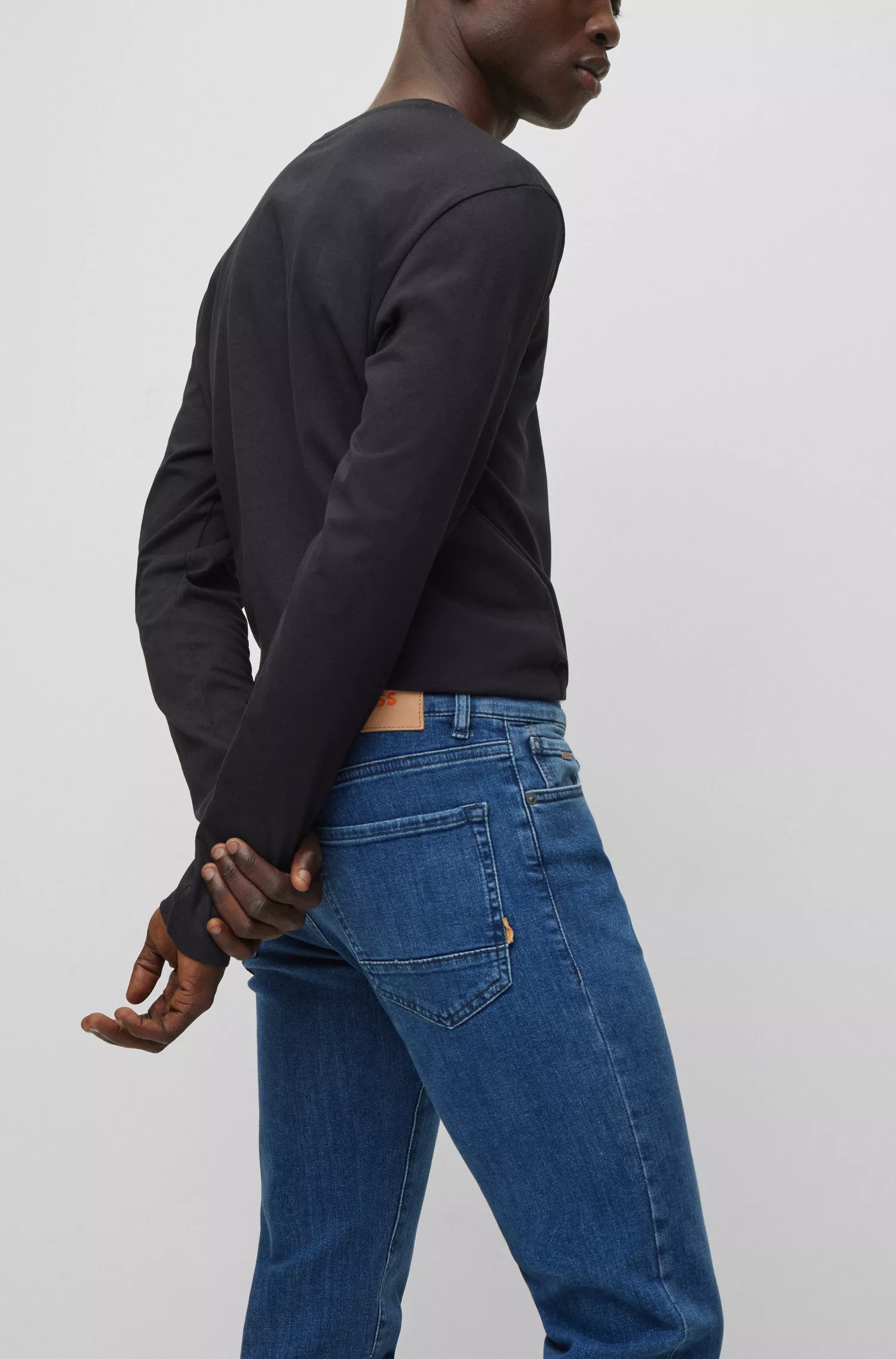 Calça jeans BOSS laranja, corte regular, em denim super elástico azul.