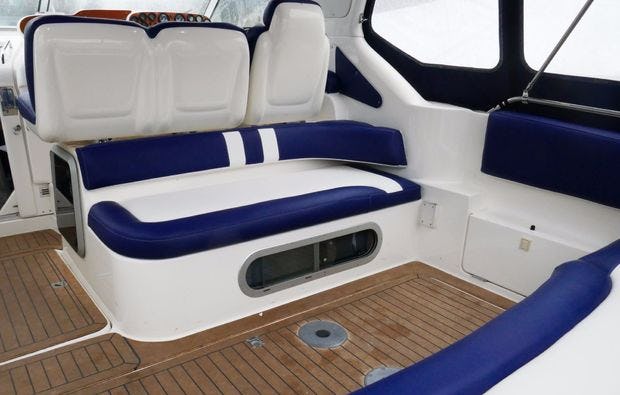 Motorboot fahren in Düsseldorf bei mydays als Geschenkidee