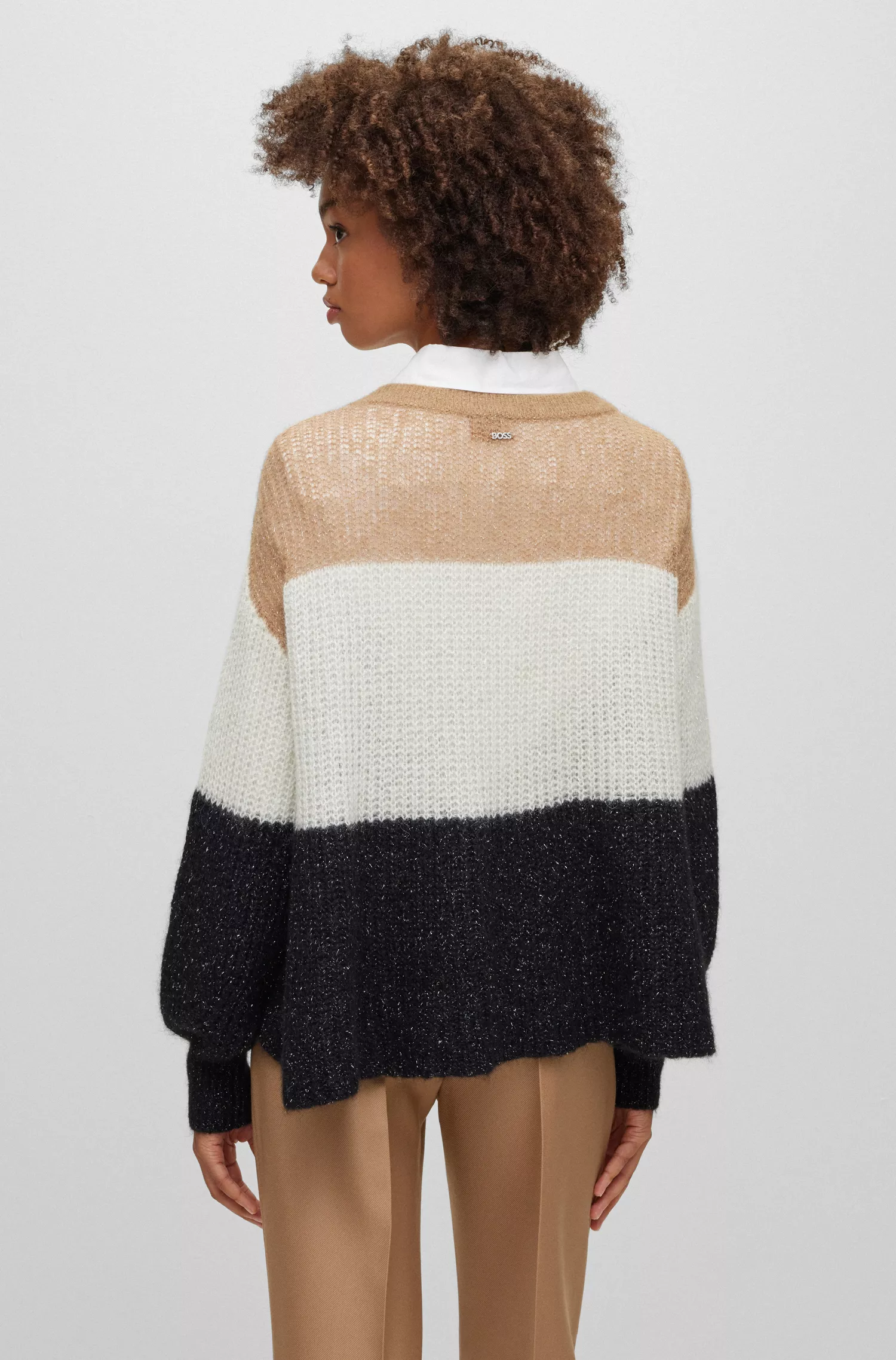 Suéter BOSS em mistura de alpaca preta com fibras metalizadas.