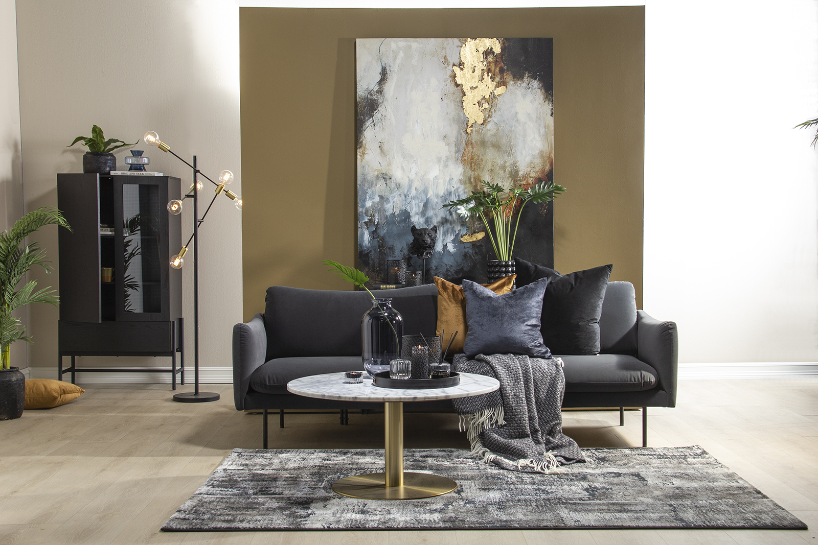 Mavis 3-seter sofa Velurtekstil Matt Velvet 97 antrasitt med sorte ben.