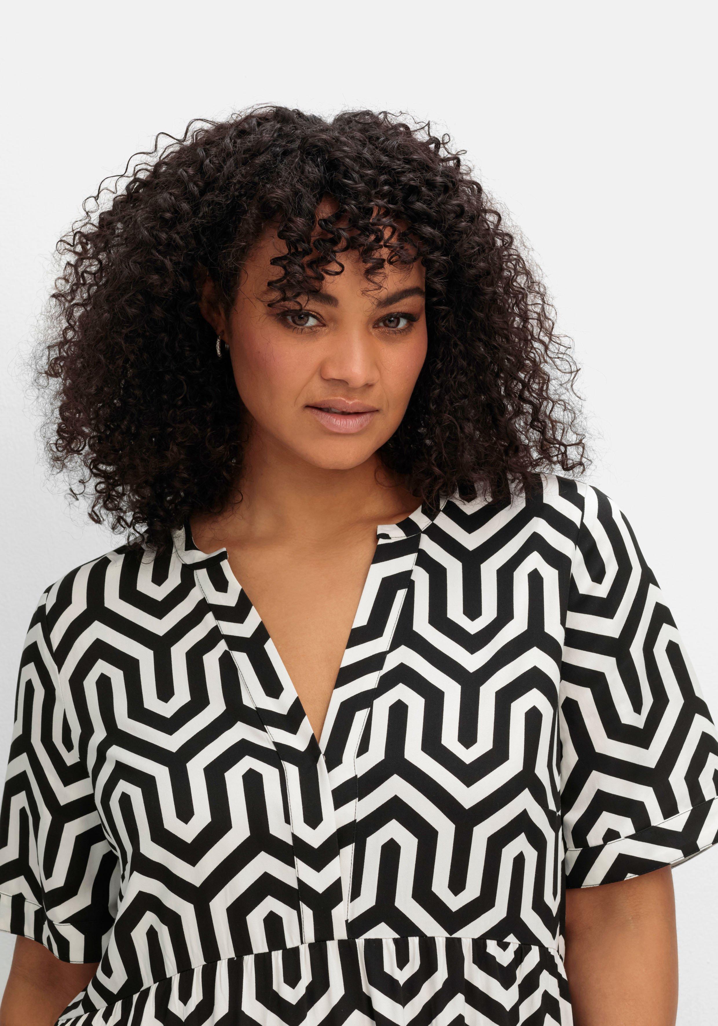 Maxikleid mit Alloverprint und Stufenvolants