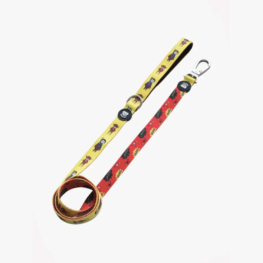 Guia anti-puxão Dukier Superdog com estampa de super-heróis para cães.