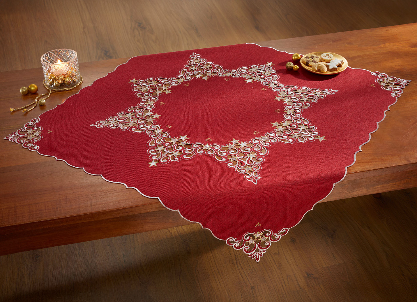 Tischdecke mit aufwendigen Stickereien