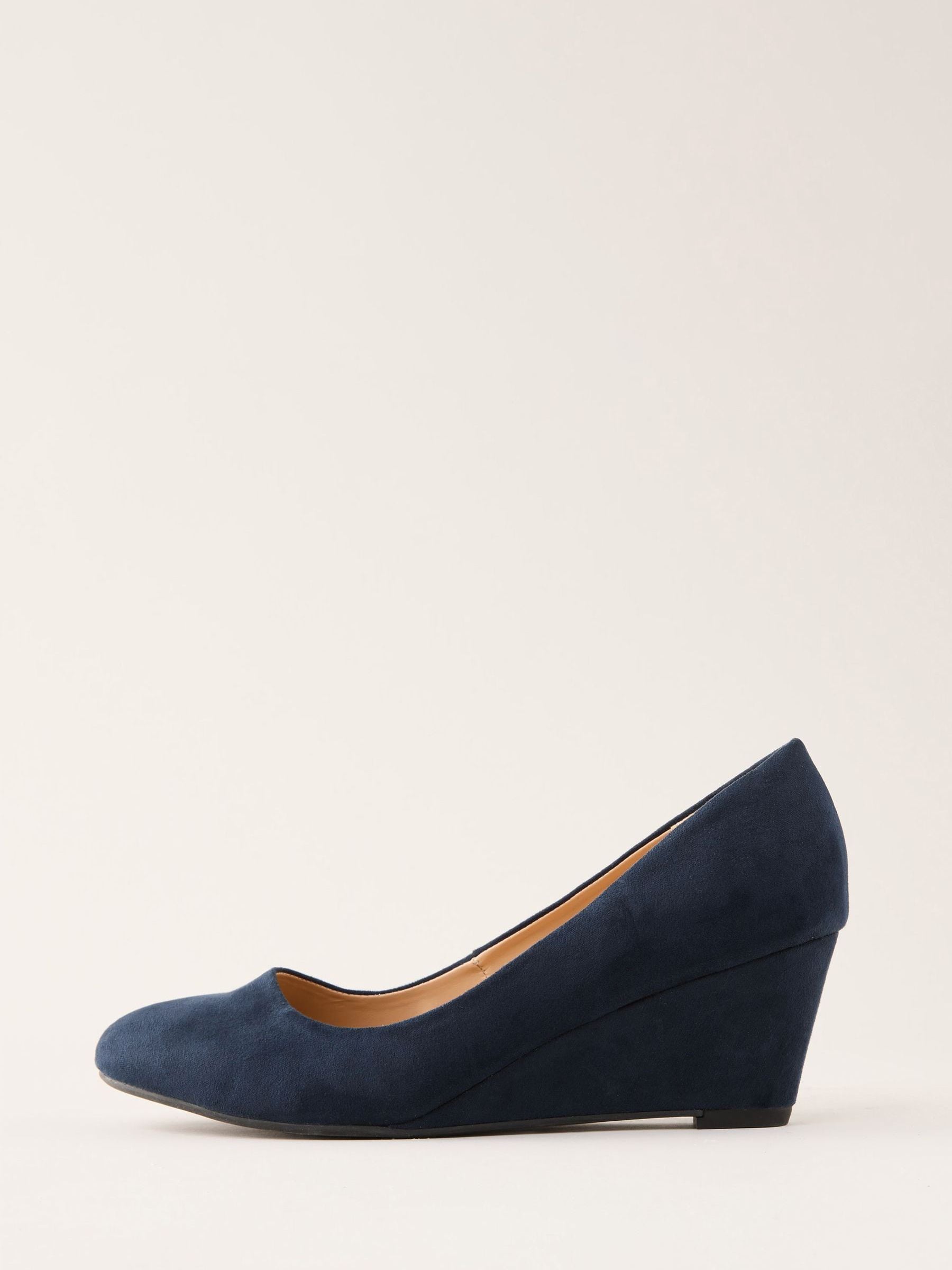 Marineblauw - Friends Like These pumps met ronde neus en middelhoge sleehak